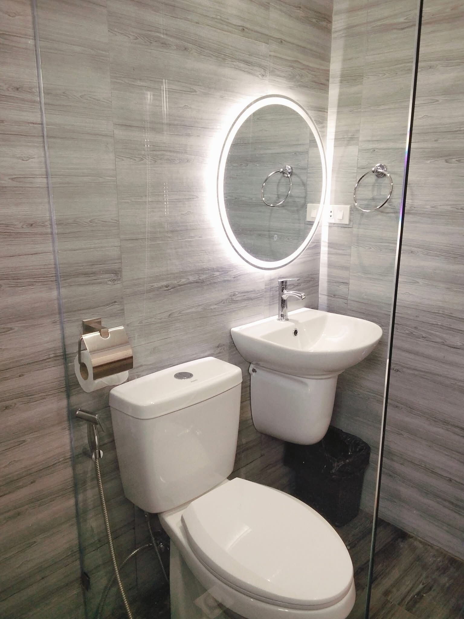 Douche, bidet, serviettes fournies, savon