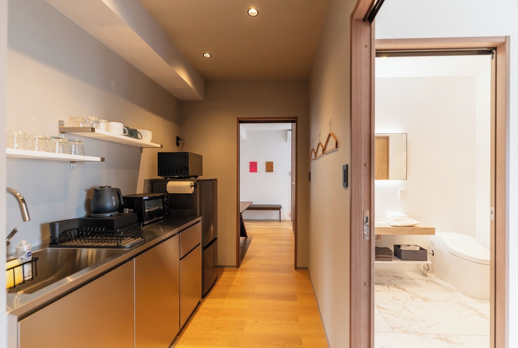 冷蔵庫、電子レンジ、調理器具と食器