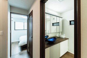 4 bedrooms, desk, free WiFi, bed sheets