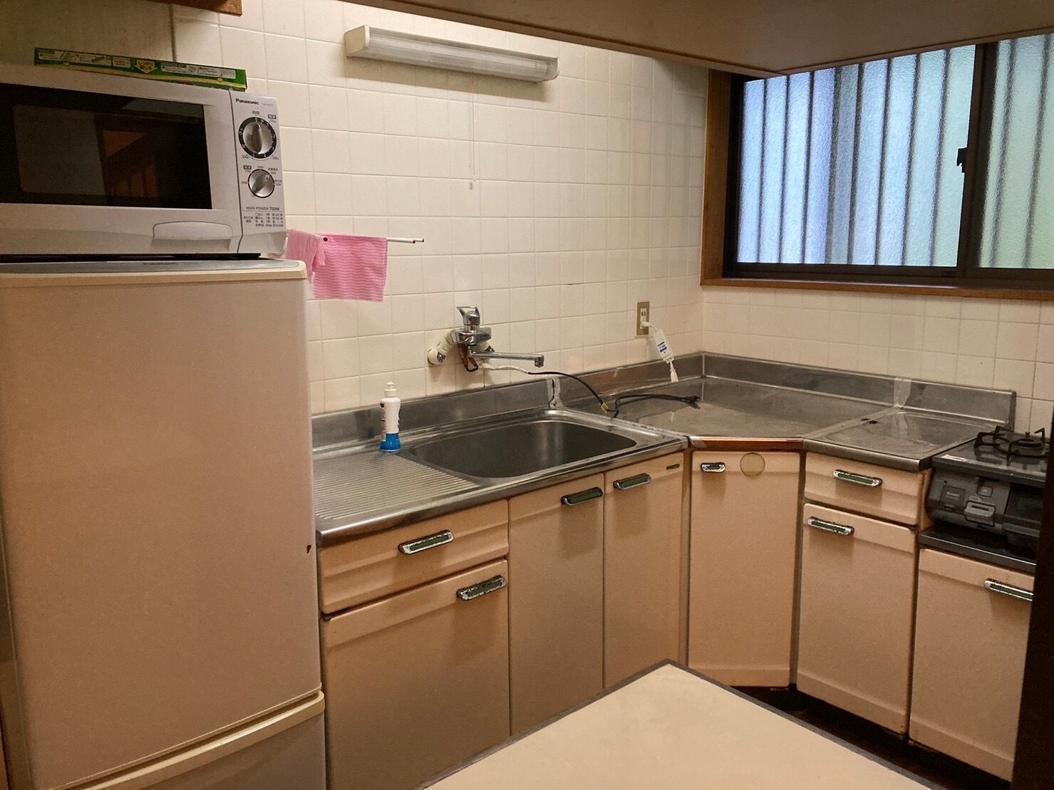 Fridge, microwave, stovetop, cookware/dishes/utensils