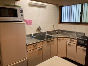 Refrigerador, microondas, placa de cocina, utensilios de cocina