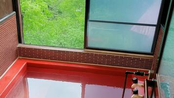 Secador de cabelo, toalhas de banho