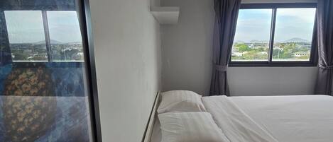 Caja de seguridad en la habitación y tabla de planchar con plancha