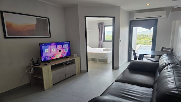 Huoneisto, parveke, kaupunkinäköala | Oleskelualue | Taulutelevisio