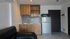 公寓, 阳台, 城市景观 | 私人厨房 | 冰箱、微波炉、炉灶、厨具/餐具