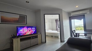 Appartement, balkon, uitzicht op stad | Woonruimte | Een flatscreentelevisie