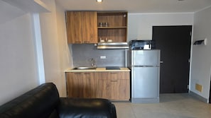 Departamento, balcón, vista a la ciudad | Cocina privada | Refrigerador, microondas, parrilla de estufa y utensilios de cocina 