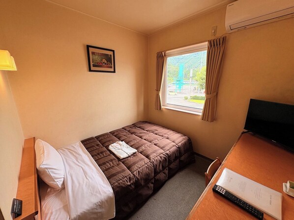 Escritorio, tabla de planchar con plancha, wifi gratis y ropa de cama 