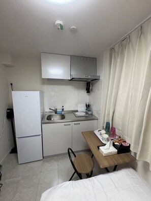 Fridge, microwave, stovetop, cookware/dishes/utensils