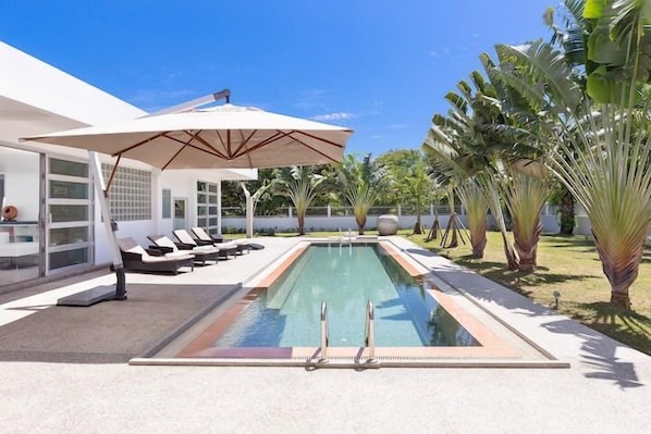 Una piscina al aire libre