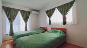 4 makuuhuonetta, työpöytä, ilmainen Wi-Fi, vuodevaatteet