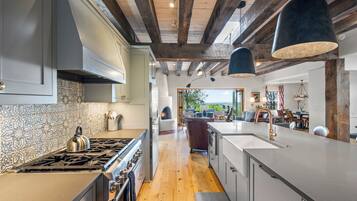 Refrigerador, microondas, horno y lavavajillas