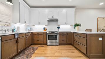 Lemari es, microwave, oven, dan kompor