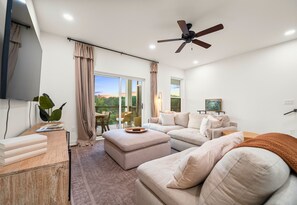 Smart TV, books - Modern Lakefront Townhome with Infinity Pool (Hot Springs)