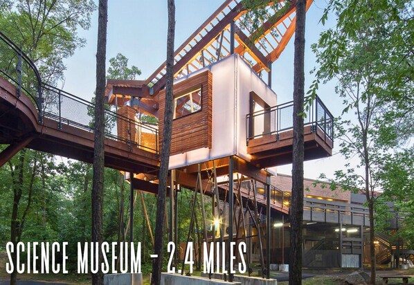 Exterior - Modern Lakefront Townhome with Infinity Pool (Hot Springs)