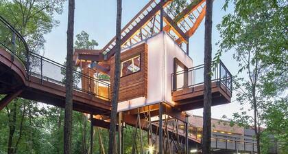Modern Lakefront Townhome with Infinity Pool