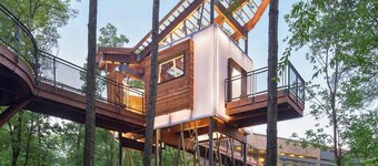 Modern Lakefront Townhome with Infinity Pool