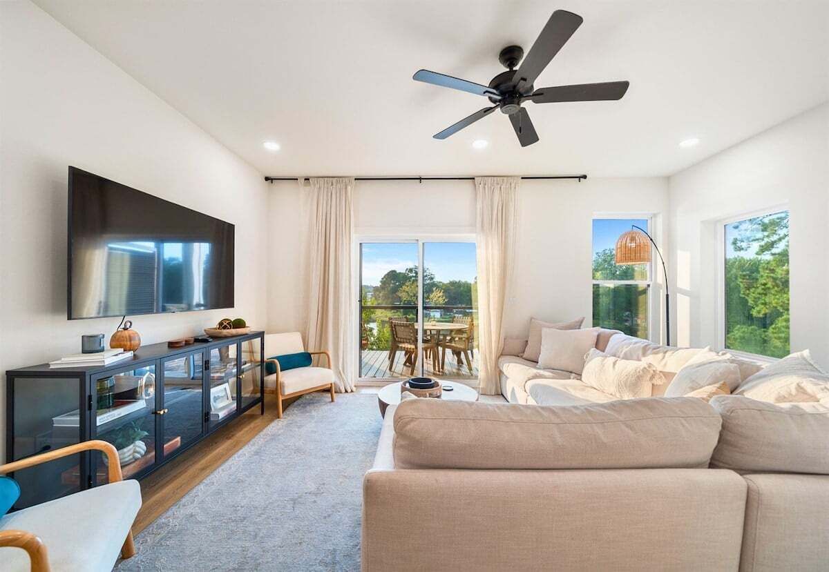Stylish Lakefront Townhome W/ Pool & Patios - Hot Springs