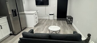 Stylish MIL Apartment • Private Entrance • Close Ski Resorts