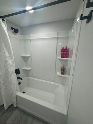 Secador de pelo, toallas, jabón y papel higiénico