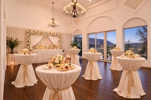 Banquet hall - Villa Del Sol-a sunlit escape & timeless memories (Thousand Oaks)