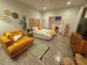 5 bedrooms, iron/ironing board, WiFi, bed sheets