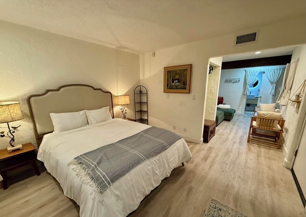 5 bedrooms, iron/ironing board, WiFi, bed sheets