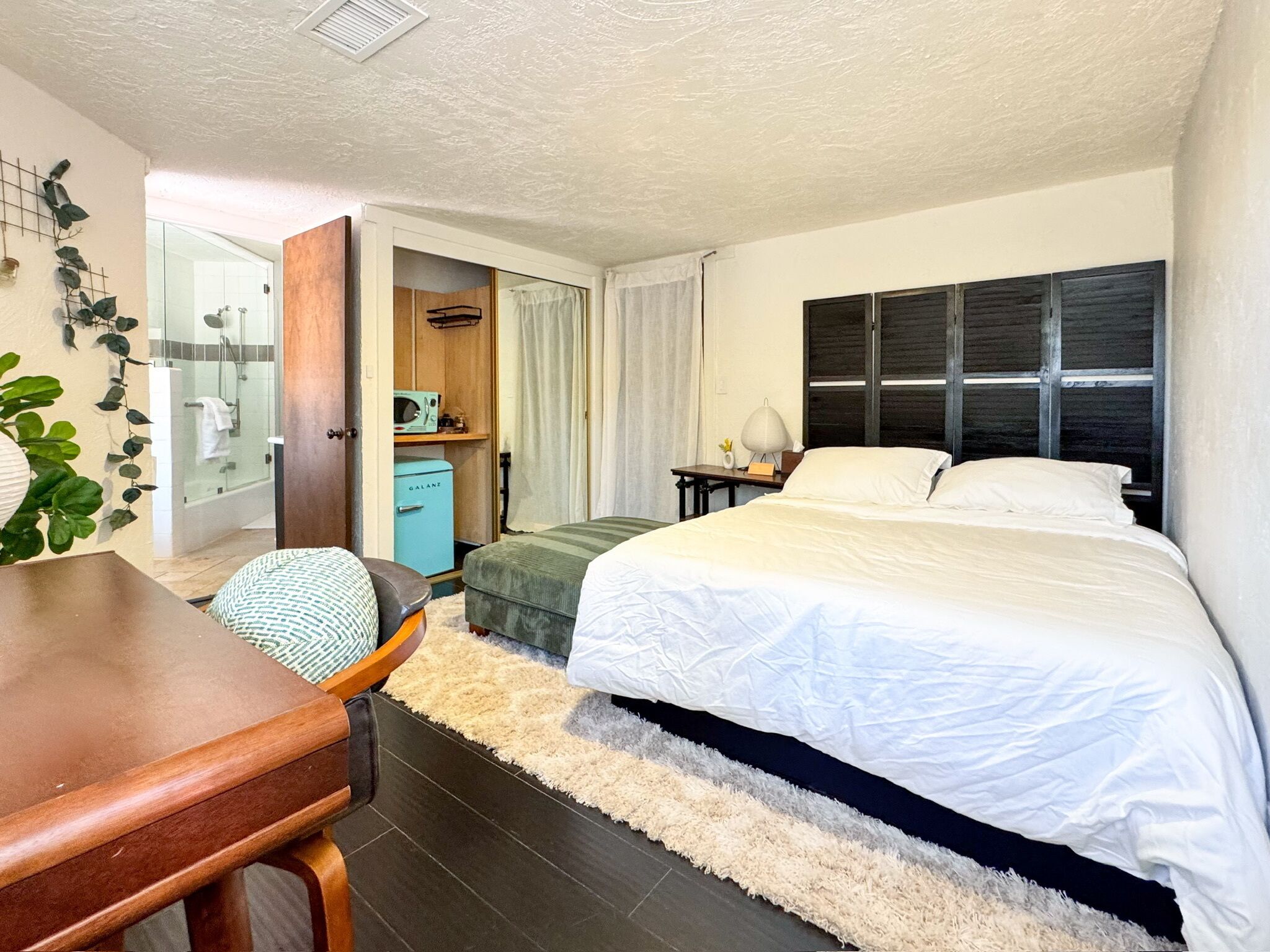 5 bedrooms, iron/ironing board, WiFi, bed sheets