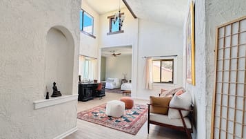 5 bedrooms, iron/ironing board, WiFi, bed sheets