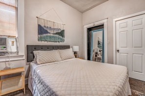 1 bedroom, desk, free WiFi, bed sheets - Cozy Central Hideaway in Midtown Memphis (Memphis)