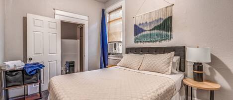 1 bedroom, desk, free WiFi, bed sheets