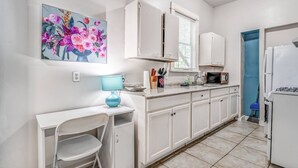 Fridge, microwave, oven, stovetop - Cozy Central Hideaway in Midtown Memphis (Memphis)