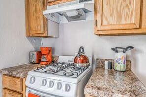 冷蔵庫、電子レンジ、オーブン、コンロ