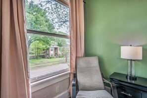 Interior - Chic Midtown Apartment Near Zoo, Park and Museums (Memphis)