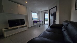 Apartment, Balcony, City View | Living area