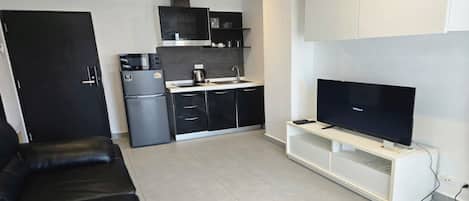 Departamento, balcón, vista a la ciudad | Área de sala de estar