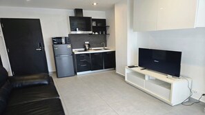 Appartement, balcon, vue sur la ville | Aire de séjour | Téléviseur à écran plat