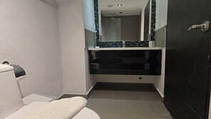 Apartment, Balcony, City View | Bathroom | Hair dryer, towels, toilet paper