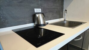 Apartment, Balkon, Stadtblick | Eigene Küche | Kühlschrank, Mikrowelle, Herdplatte, Kochgeschirr/Geschirr/Besteck