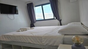 Apartment, Balkon, Stadtblick | Zimmersafe, Bügeleisen/Bügelbrett, kostenloses WLAN