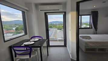 Apartment, Balkon, Stadtblick | Zimmersafe, Bügeleisen/Bügelbrett, kostenloses WLAN