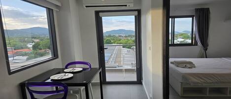 Departamento, balcón, vista a la ciudad | Caja de seguridad en la habitación y tabla de planchar con plancha