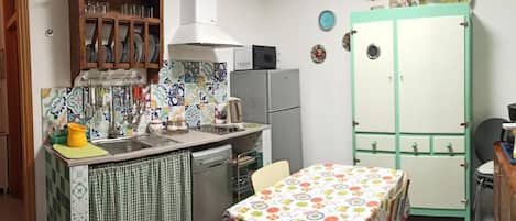 Apartment, 1 Bedroom, Smoking, Patio | Dining room