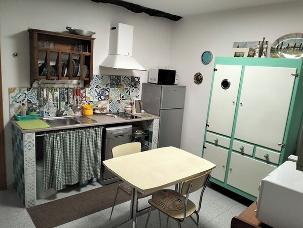 شقة - غرفة نوم واحدة - للمدخنين - برواق | غرفة لتناول الطعام