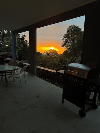 Outdoor dining. Charming 2 bedroom/bath & much more ground level in Kealakekua
