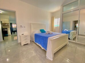 2 slaapkamers, een strijkplank/strijkijzer, internet, beddengoed