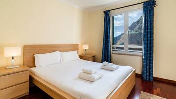 2 quartos, ferros/tábuas de passar roupa, acesso à internet