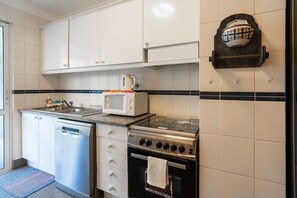 Een koelkast, een magnetron, een oven, een vaatwasser