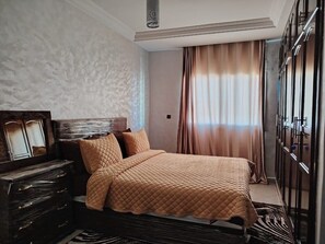 2 bedrooms, iron/ironing board, WiFi