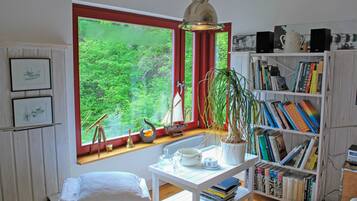 2 bedrooms, iron/ironing board, internet